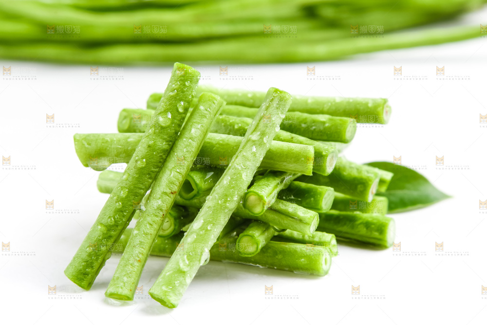 白底上放着豇豆角