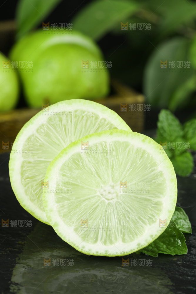 黑石板上摆放着海南香水柠檬