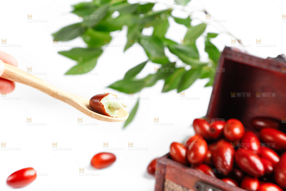 白底上放着小红枣