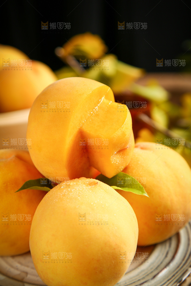 盘子里的黄桃