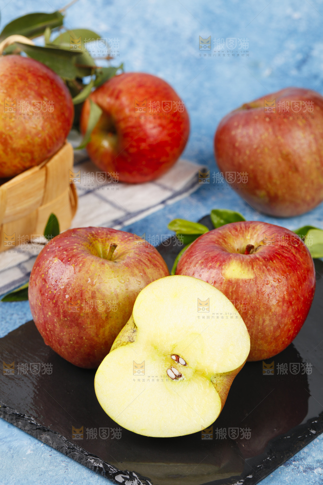 黑石板上摆放着云南昭通丑苹果