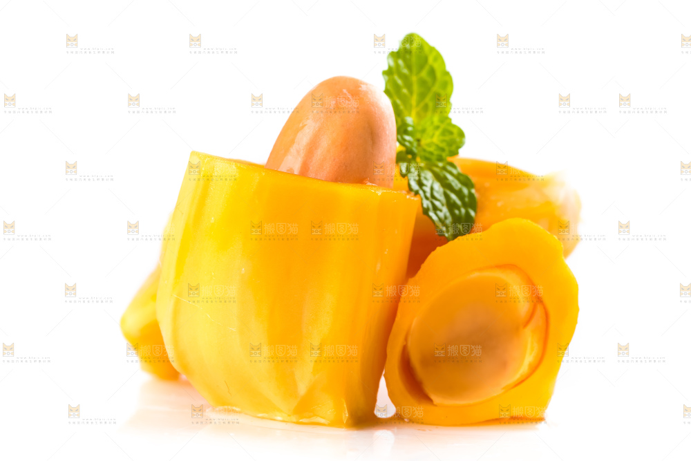 白底上摆放着红心菠萝蜜