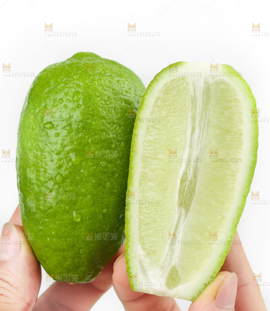 手里拿着新鲜香水柠檬