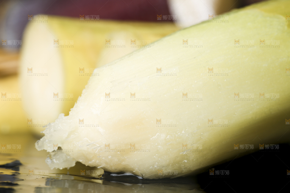 石板上放着黄皮甘蔗