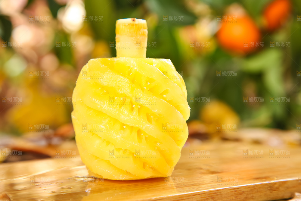 木板上的泰国香水小菠萝