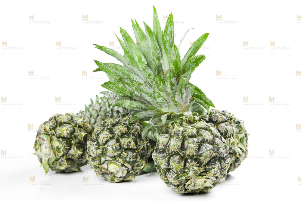 白底上放着泰国小菠萝