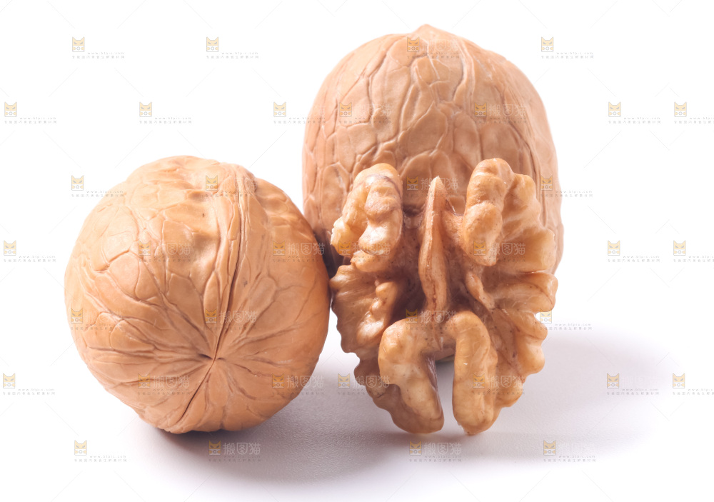 白底上摆放着纸皮核桃