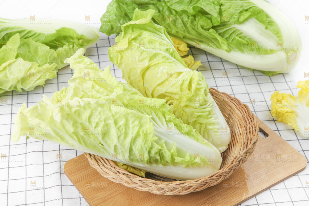 篮子里装着农家白菜