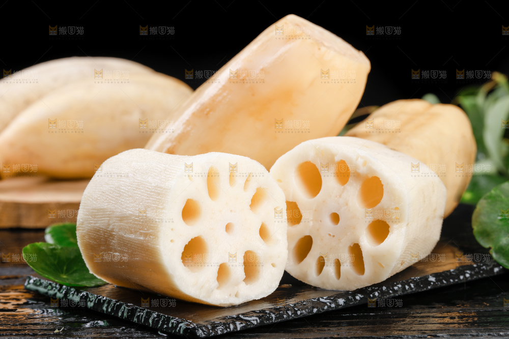 黑底上放着洪湖莲藕