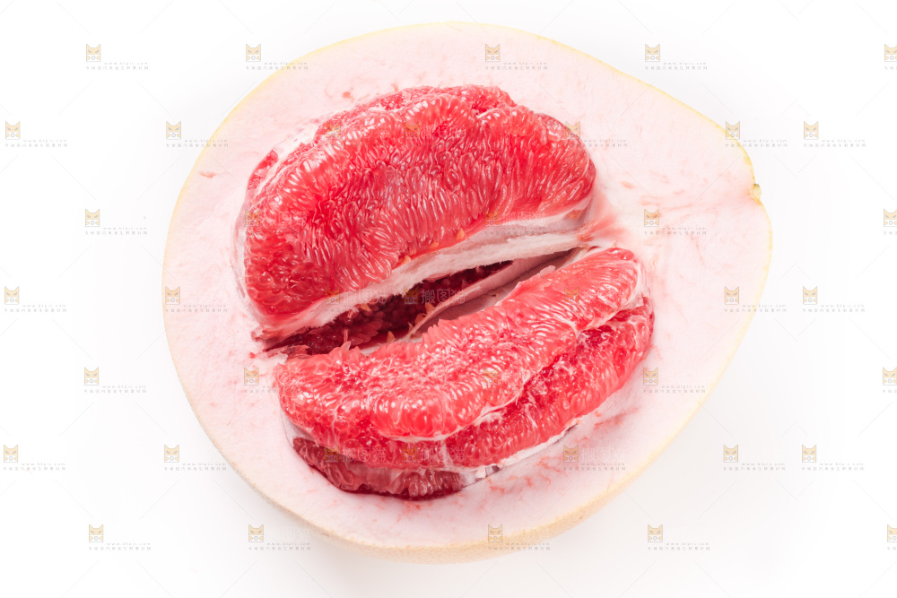 白底上放着红柚果肉