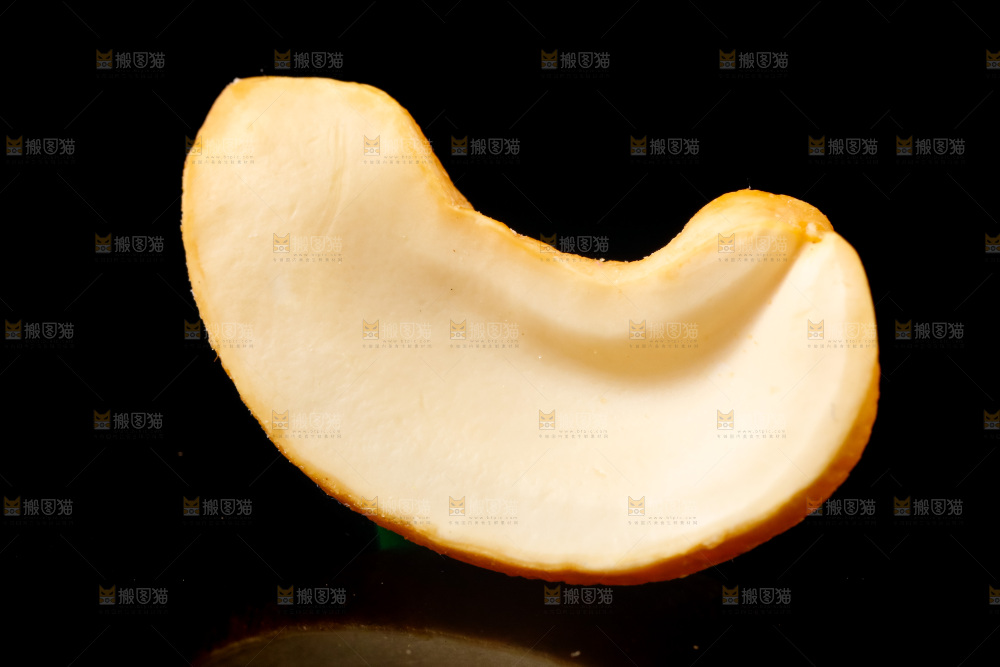 黑底上放着炭烧腰果