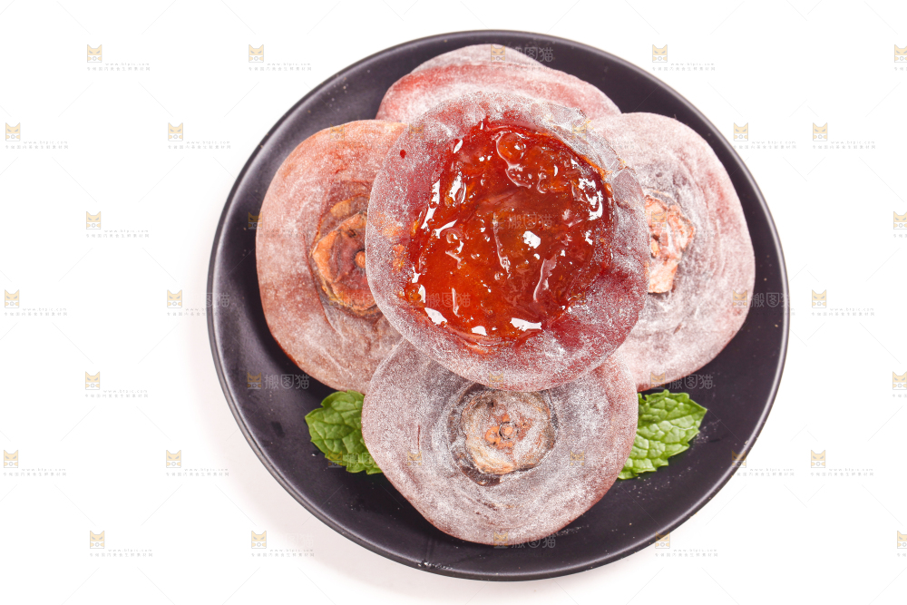 盘子里装着干柿饼
