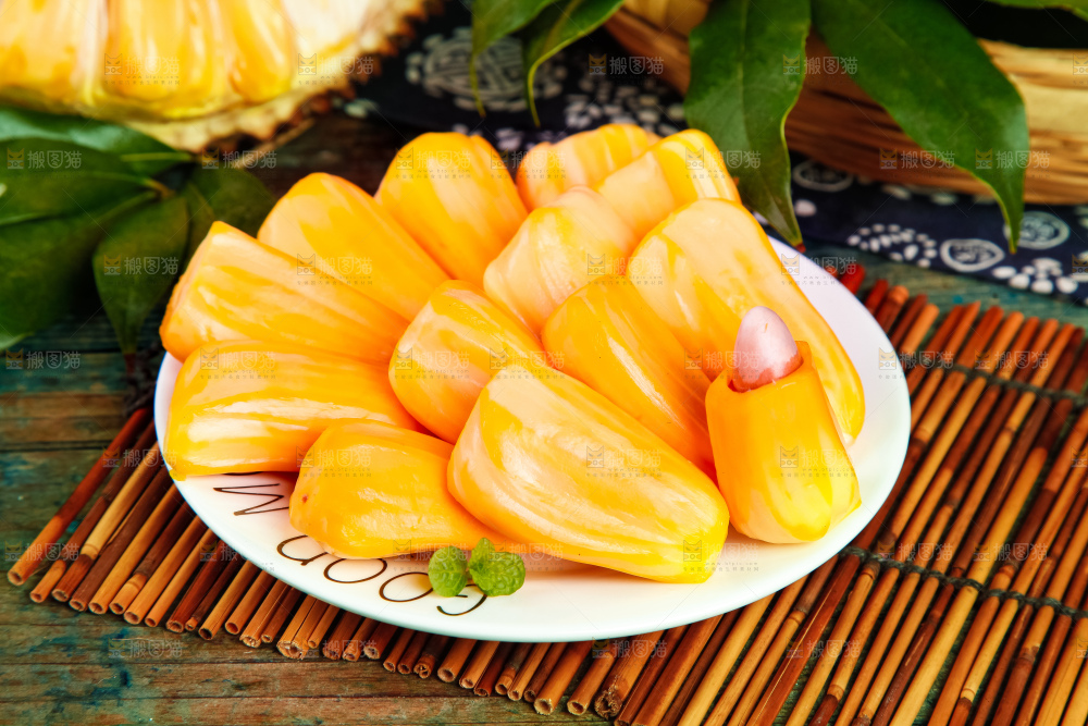 盘子里装红肉菠萝蜜