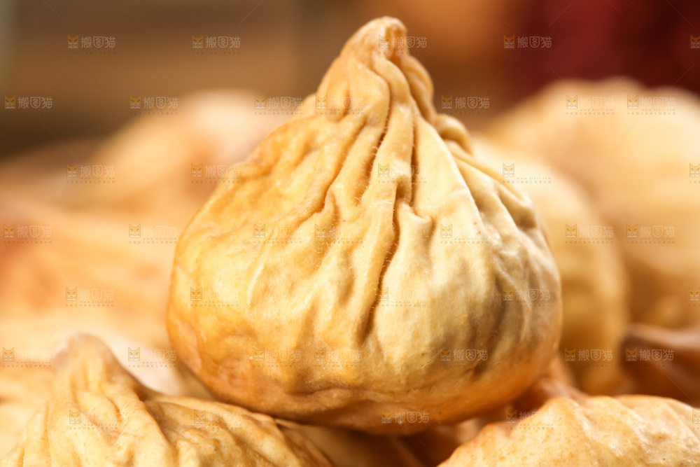 盘子里装着野生无花果干