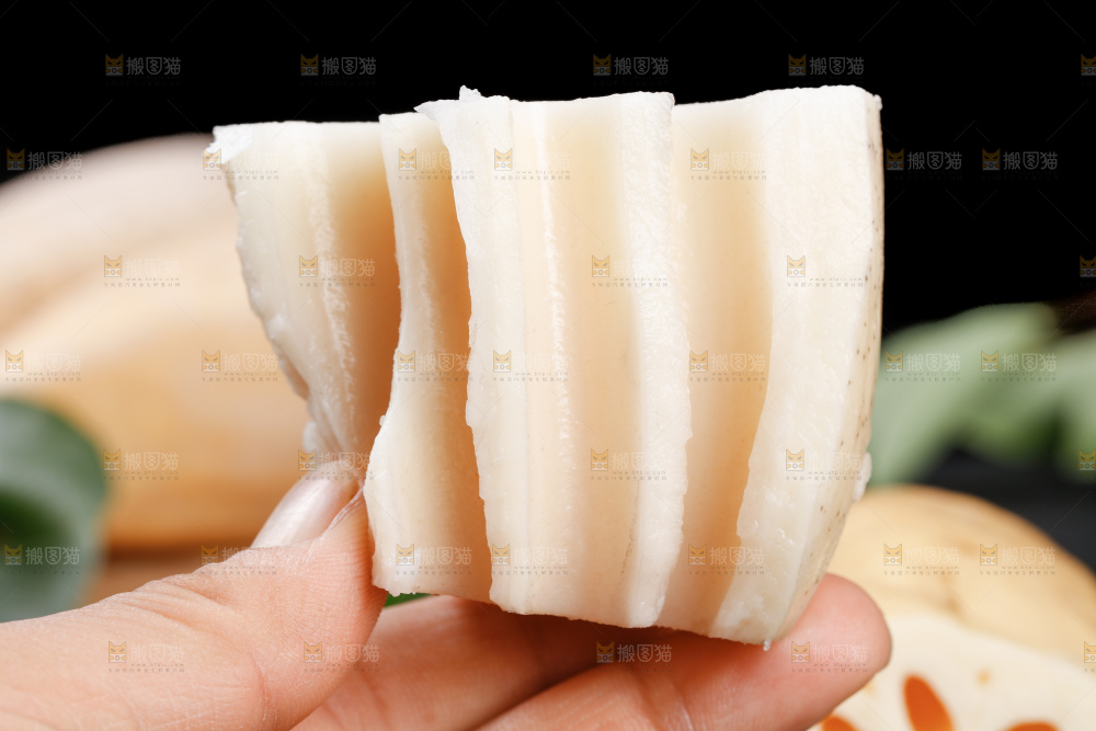 手上拿着莲藕