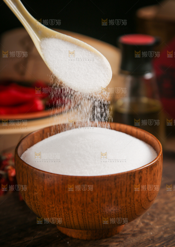 碟子里装着细盐