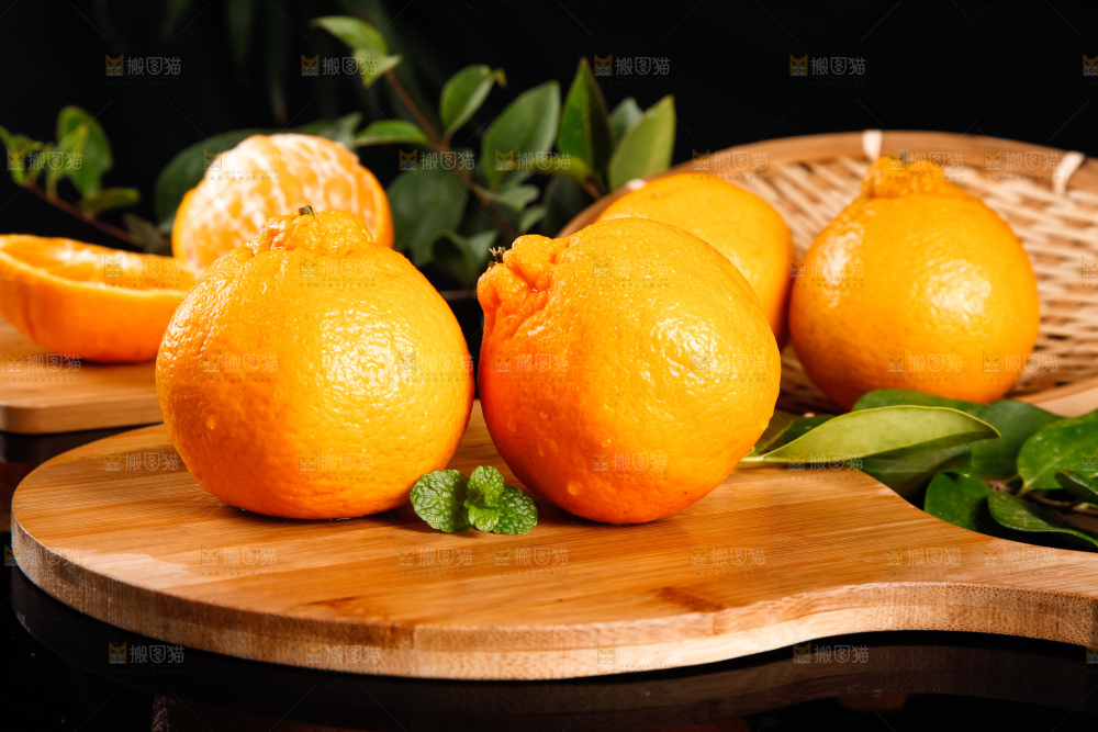 木板上放着四川不知火丑橘