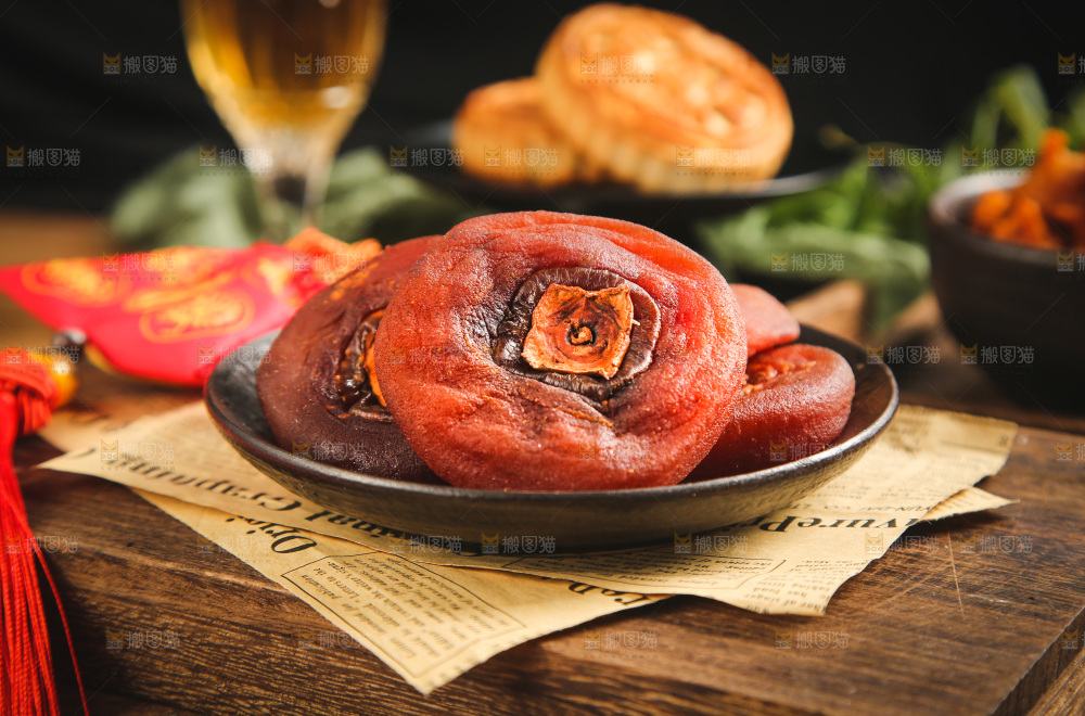 盘子里装着柿饼