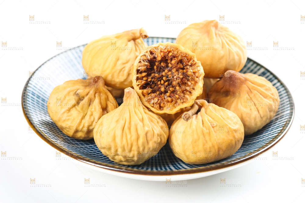 白底上放着无花果果干