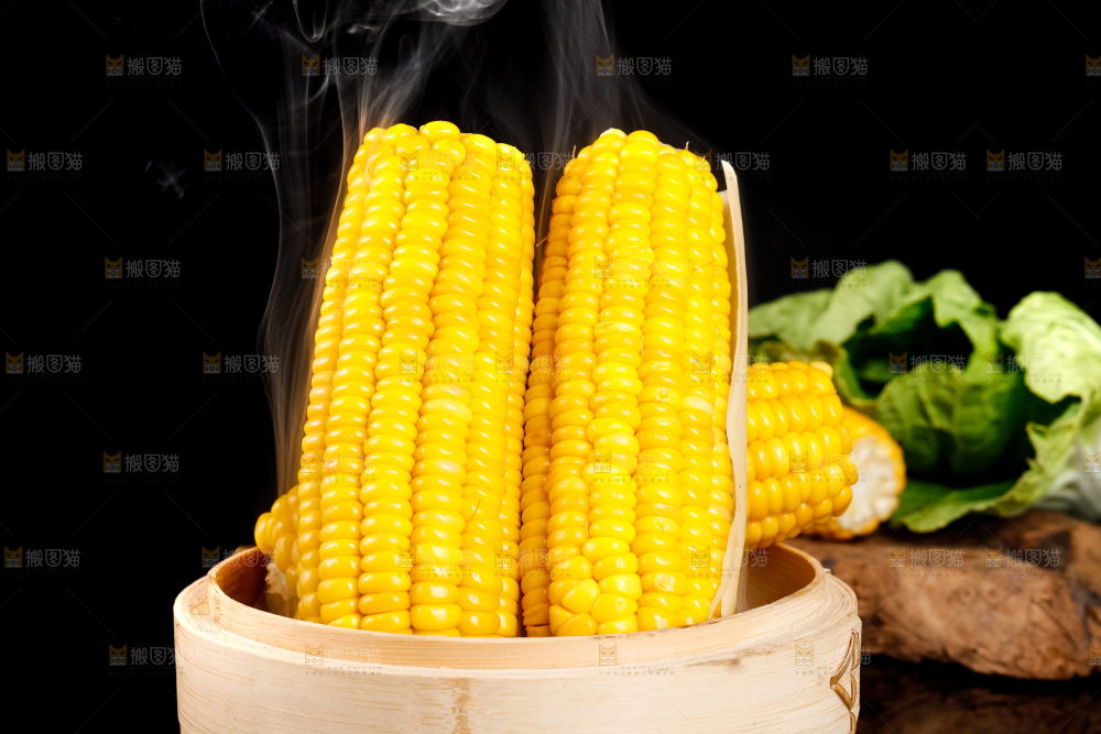 蒸笼里装着玉米棒