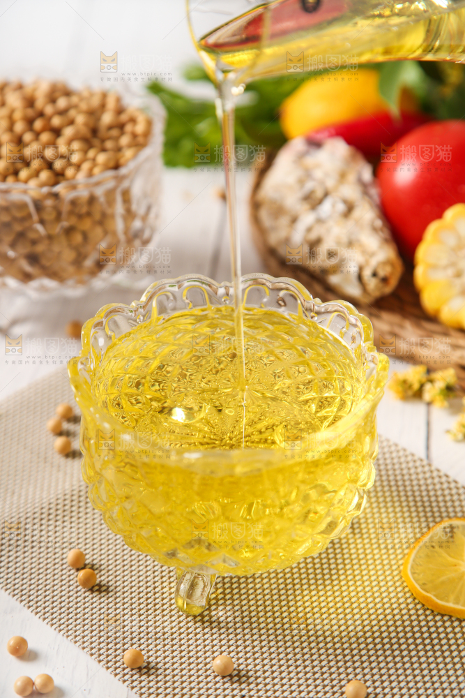 碗里装着食用油
