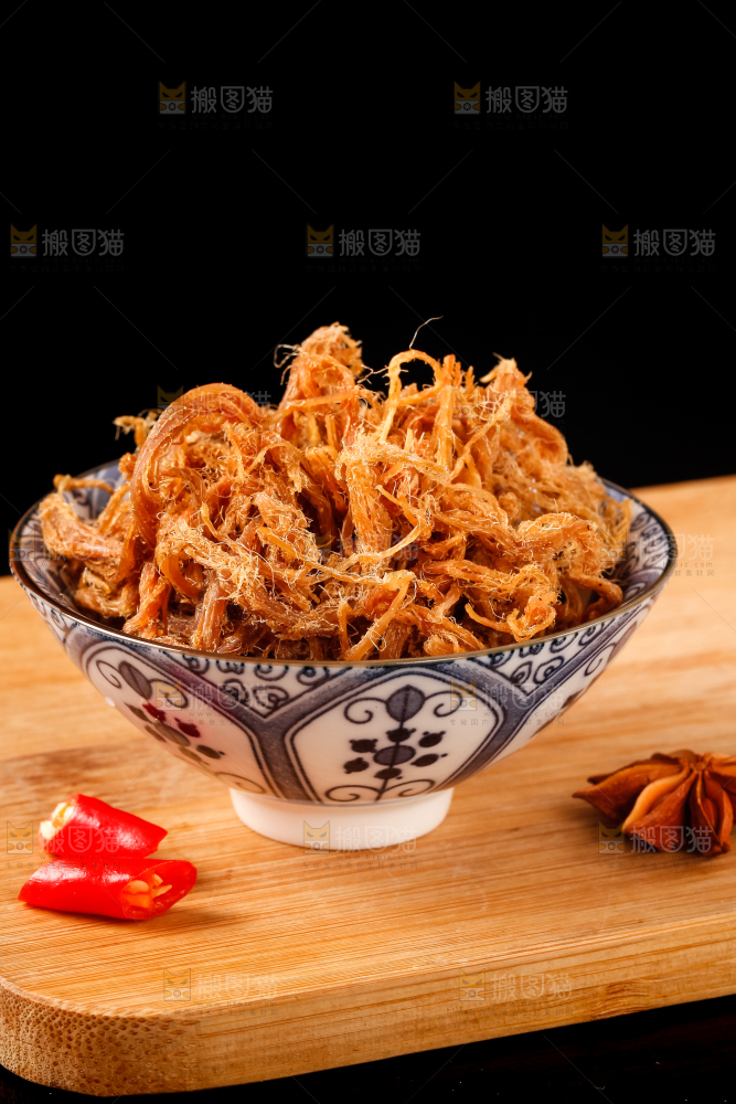 黑底上放着手撕肉干