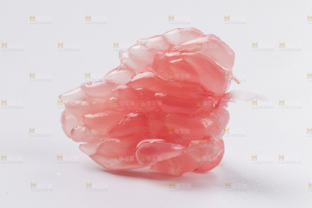 白底上放着红柚果肉