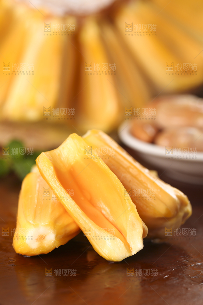 木板上的越南红心菠萝蜜