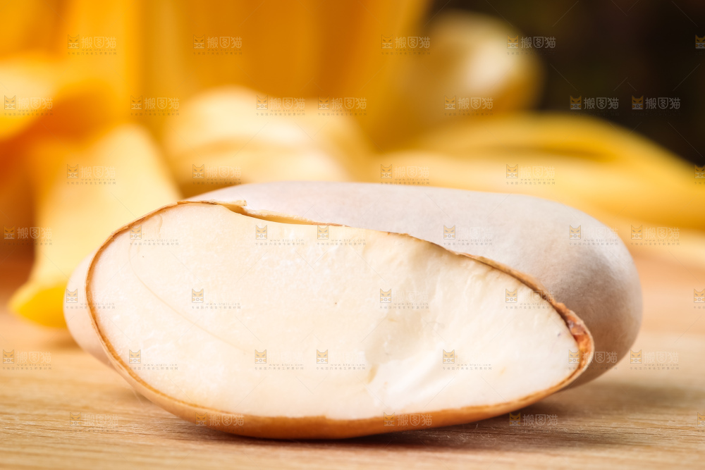 木板上放着菠萝蜜籽