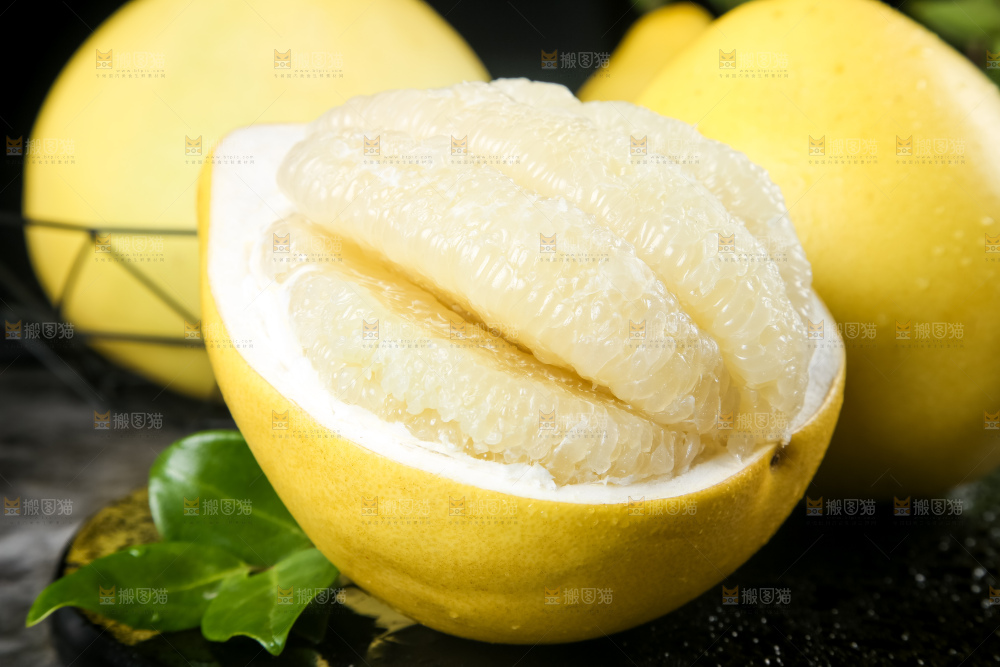 黑石板上放着白肉柚子