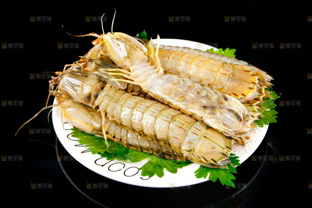 盘子里装着青岛皮皮虾