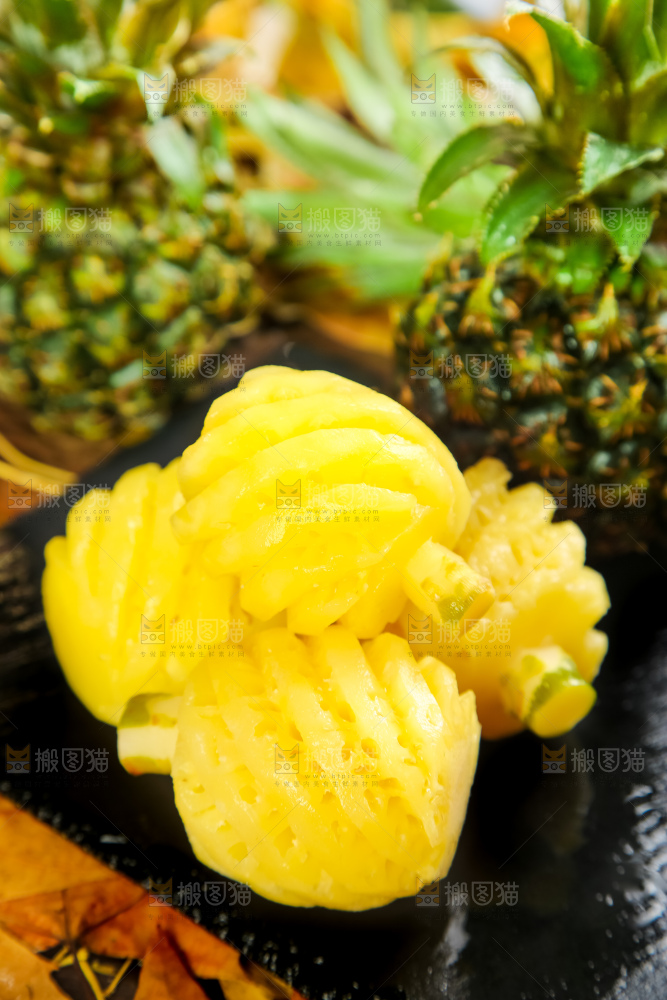 黑石板上的新鲜小菠萝