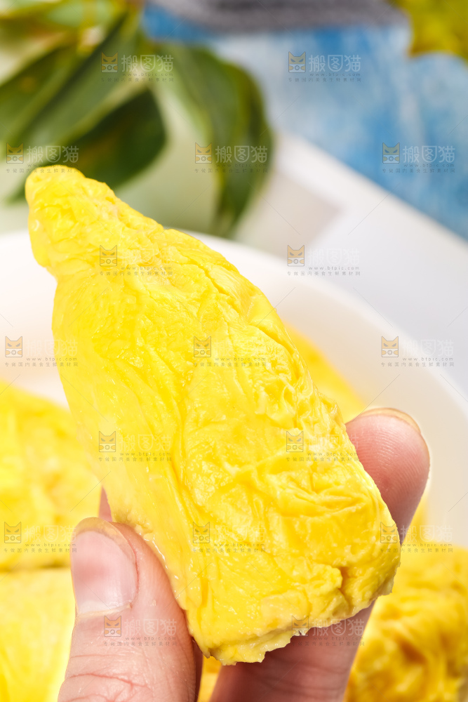 手里拿着榴莲果肉