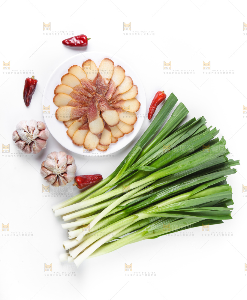 白底上放着蒜苗和腊肉