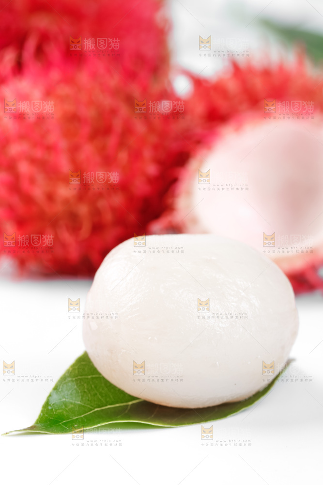 白底上放着红毛丹