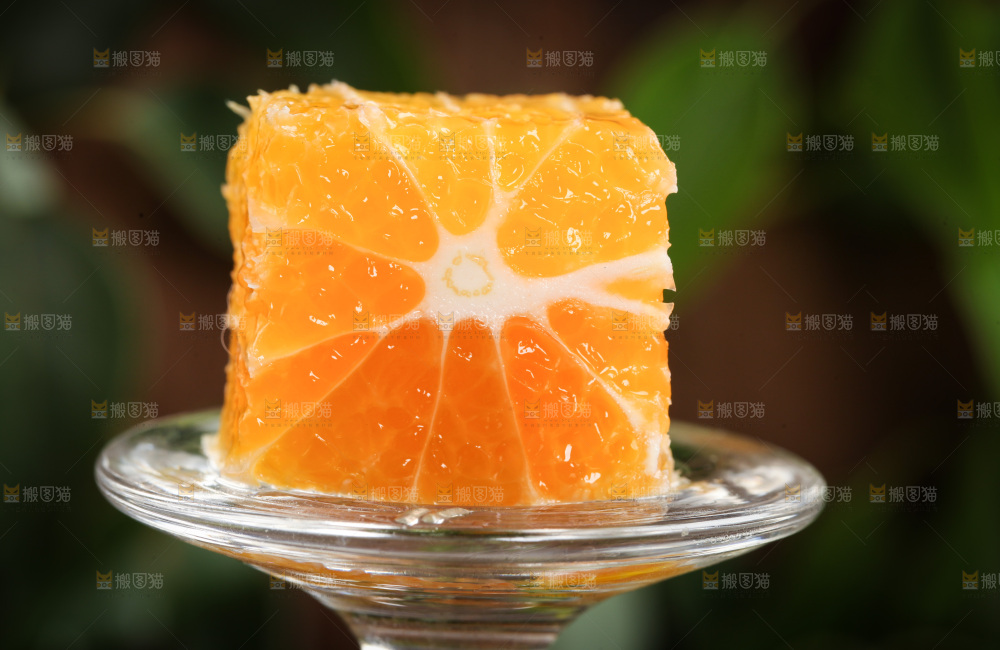 碟子上的橘子果肉