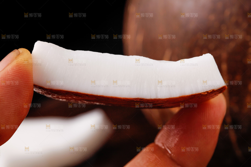 深底上放着海南椰皇