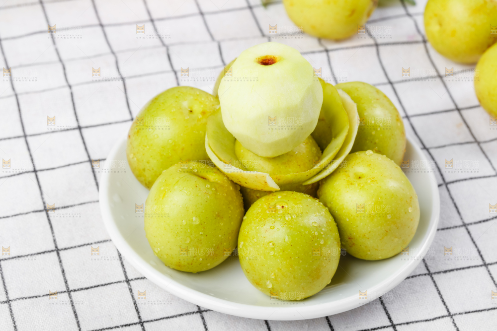 格子底上放着一盘青枣