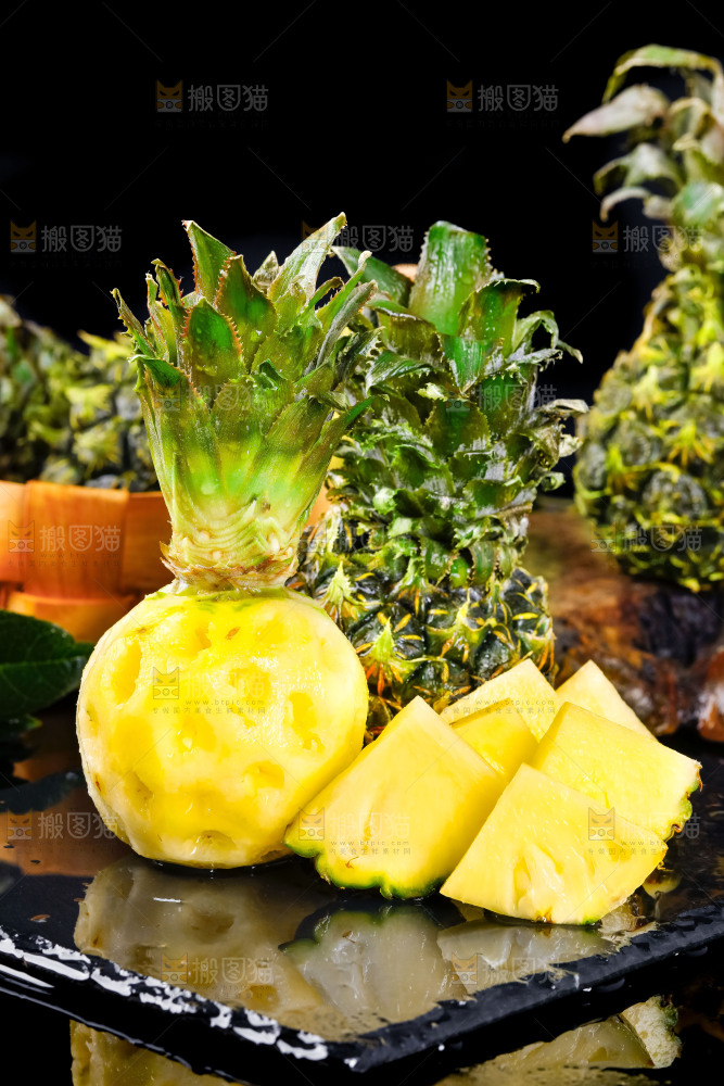 黑石板上的泰国香水小菠萝