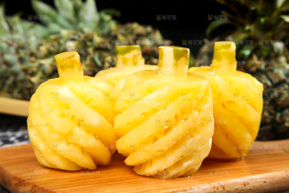 木板上的泰国迷你小菠萝