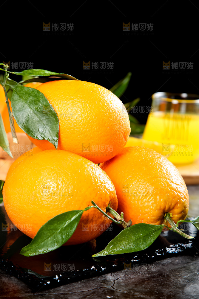黑石板上放着脐橙