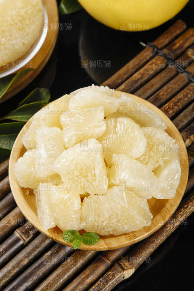 盘子里装着柚子果肉