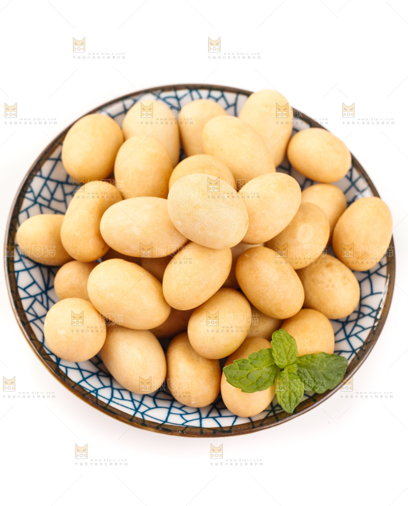 白底上放着鱼皮花生