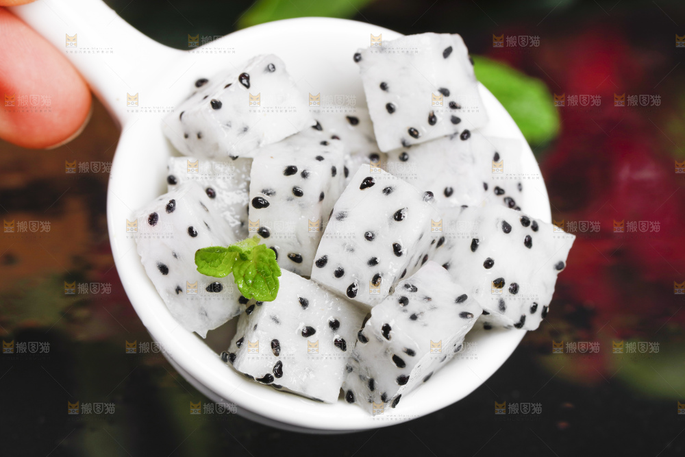 黑石板上的云南白心火龙果