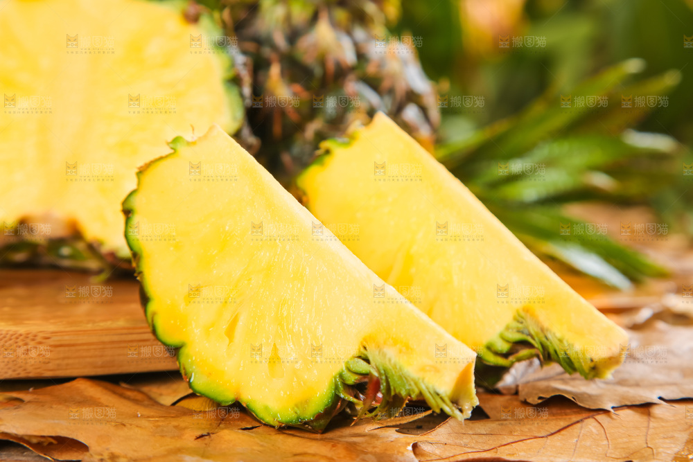 木板上的泰国香水小菠萝