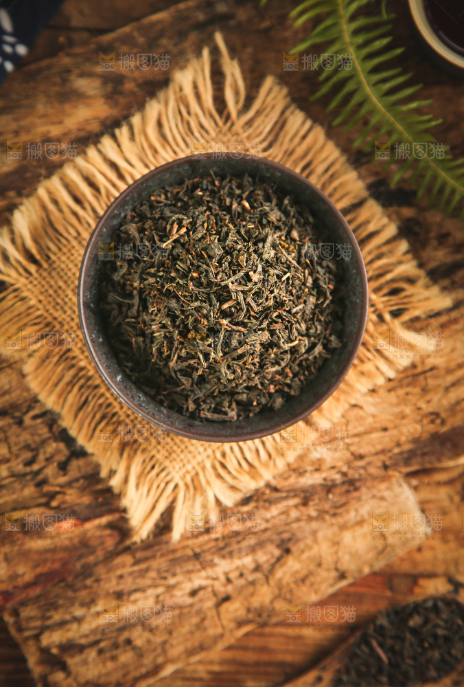 碟子里装着茶叶