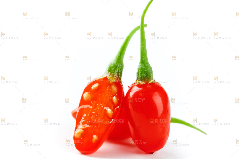 白底上放着枸杞