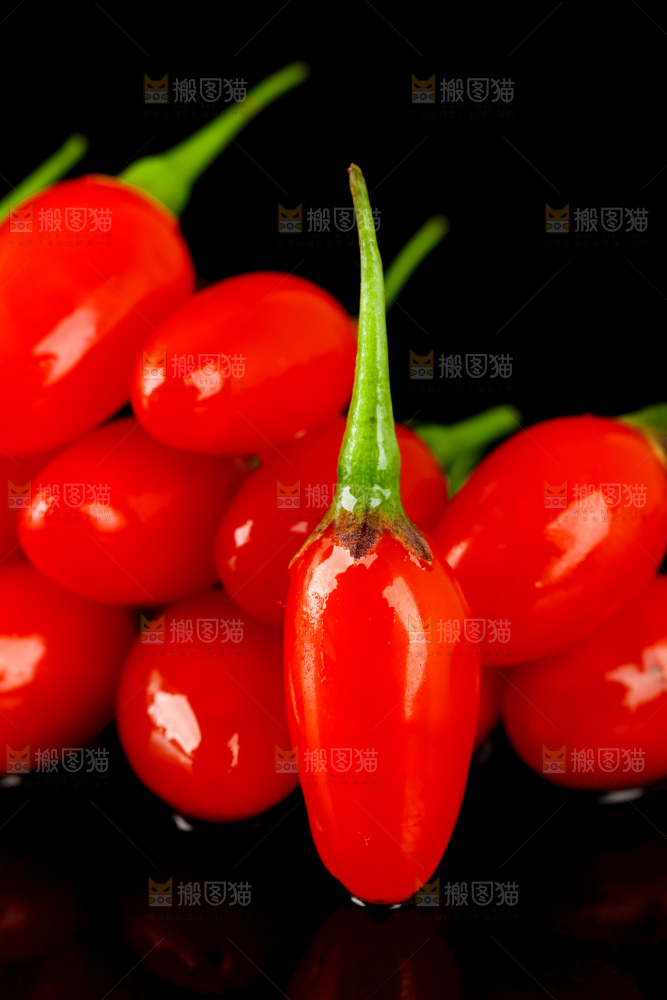 黑底上的新鲜枸杞