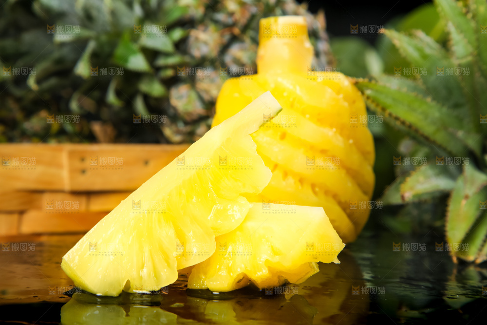 石板上放着泰国去皮小菠萝