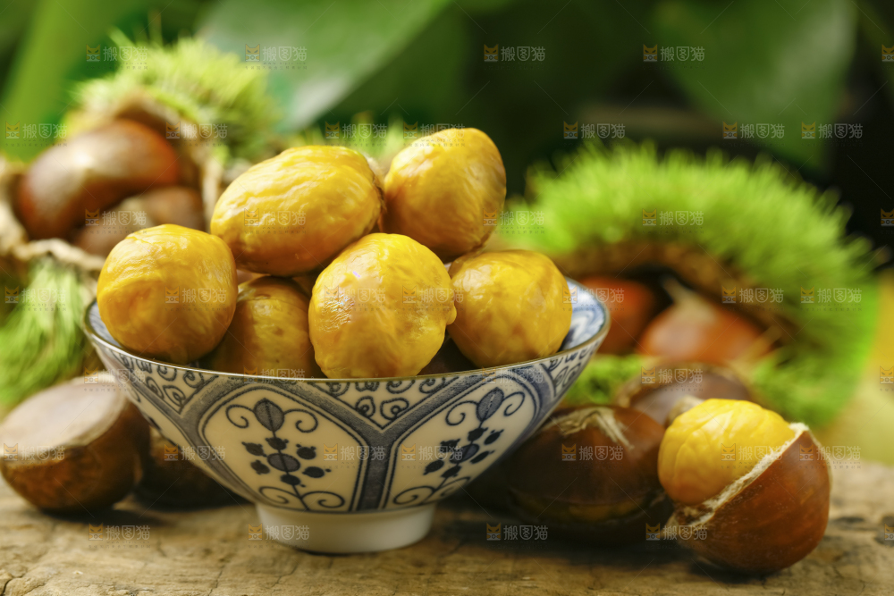 木底上放着新鲜板栗